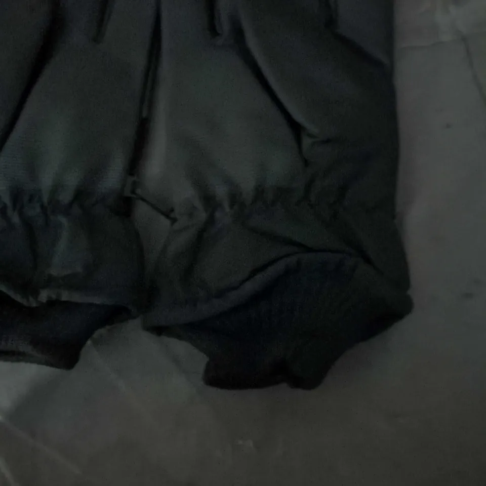 BLACK WINTER GLOVES WITH GREY PANELS AND LOGO PATCHES