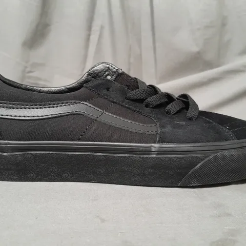 BOXED PAIR OF VANS OFF THE WALL SK8-LOW SHOES IN BLACK UK SIZE 6