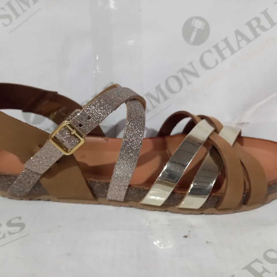 PAIR OF VAN-DAL OPEN TOE SANDALS IN METALLIC GOLD W. GLITTER EFFECT EU SIZE 38