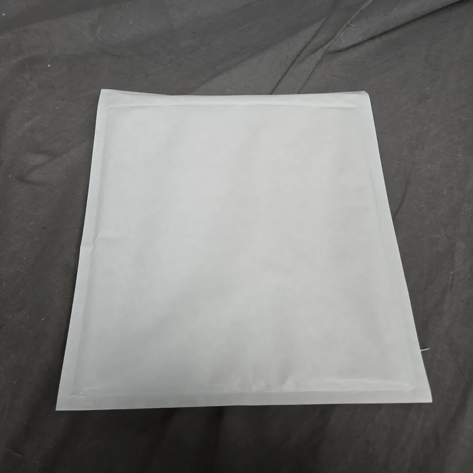 BOX OF APPOXIMATELY 100 PADDED ENVOLOPES IN WHITE - 220MM X 260MM