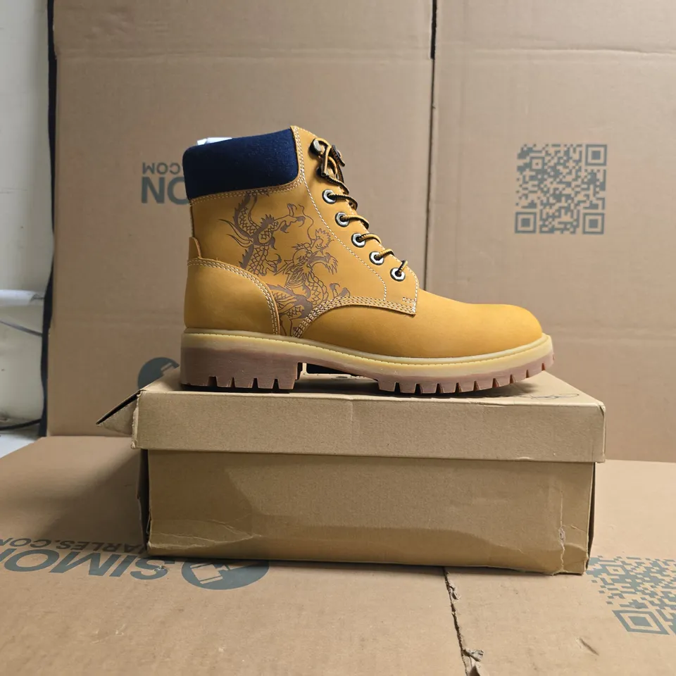 BOXED PAIR OF ED HARDY DANCING DRAGON WORK BOOTS IN TAN SIZE UK 7