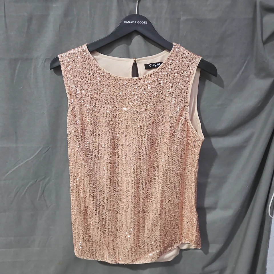 APPROXIMATLY 25 ITEMS INCLUDING JOGGERS T-SHIRTS TOPS ECT