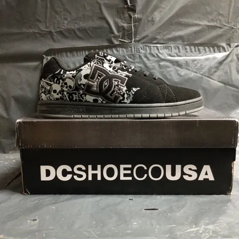 BOXED PAIR OF DC GAVELER SHOES IN BLACK/GREY SIZE UK 8