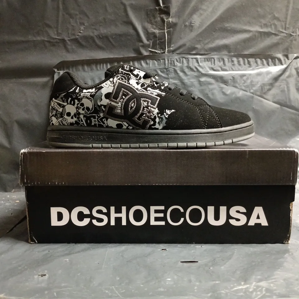 BOXED PAIR OF DC GAVELER SHOES IN BLACK/GREY SIZE UK 8