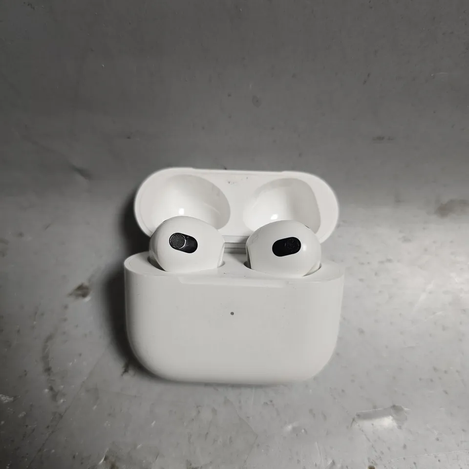 APPLE AIR PODS 3