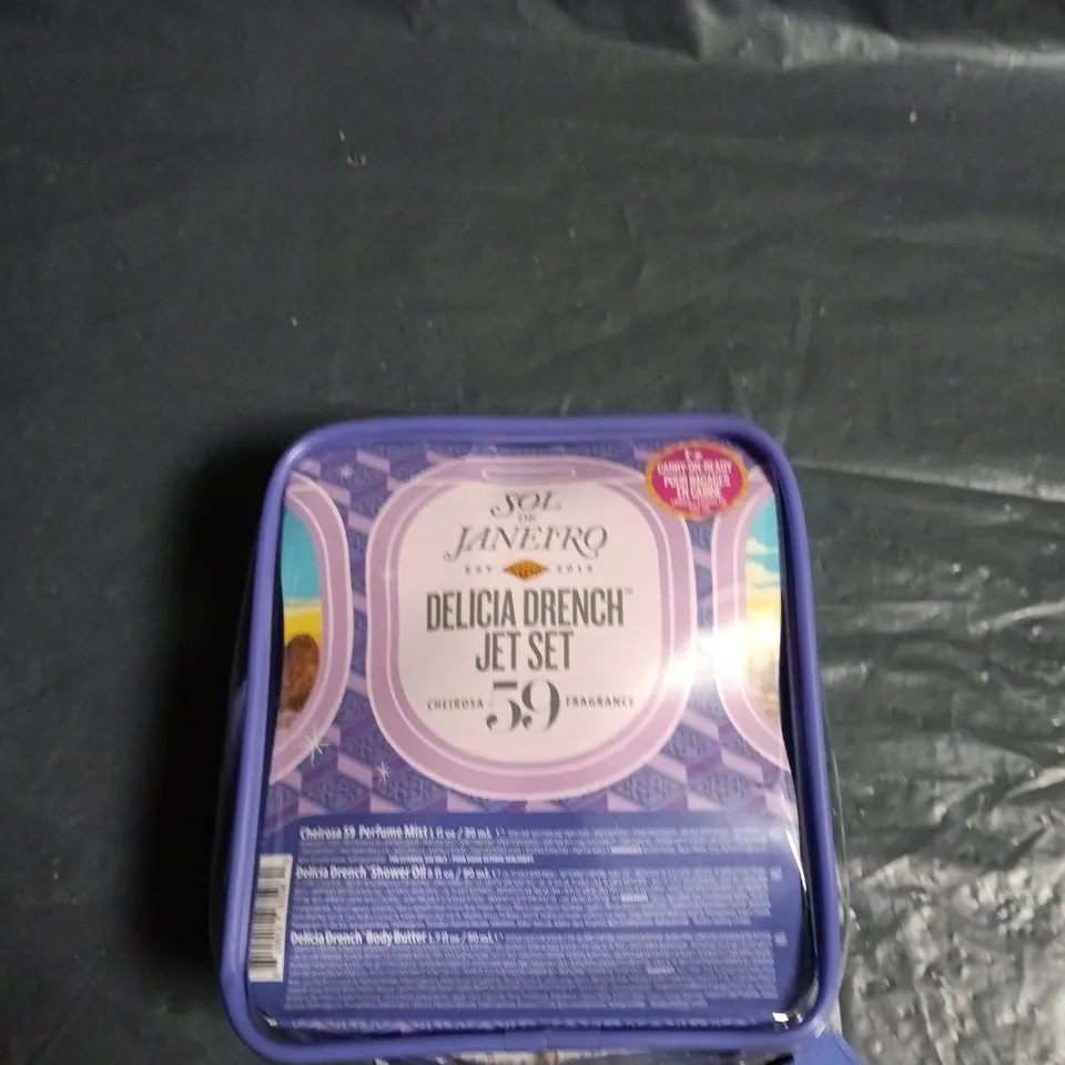 SOL DE JANEIRO DELICIA DRENCH JET SET GIFT POUCH – BODY CARE SET