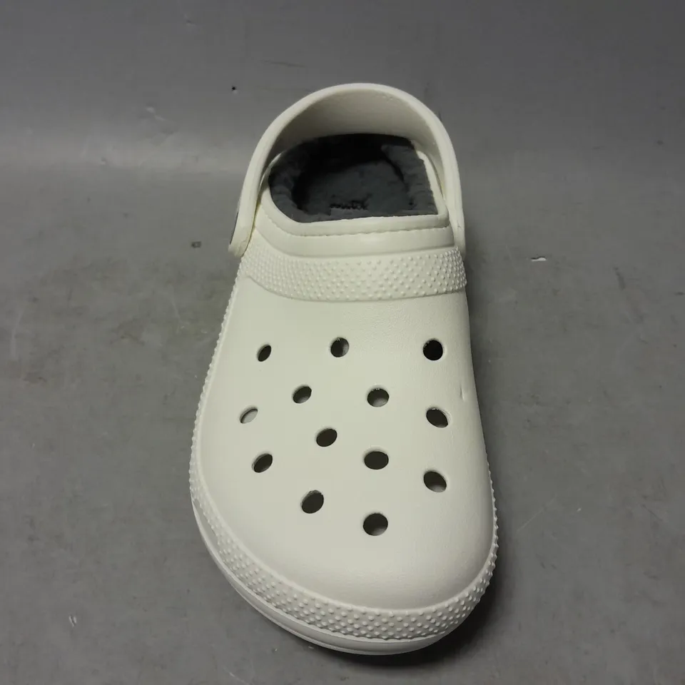 PAIR OF CROCS CLASSIC LINED CLOG IN WHITE - UK M6/W7