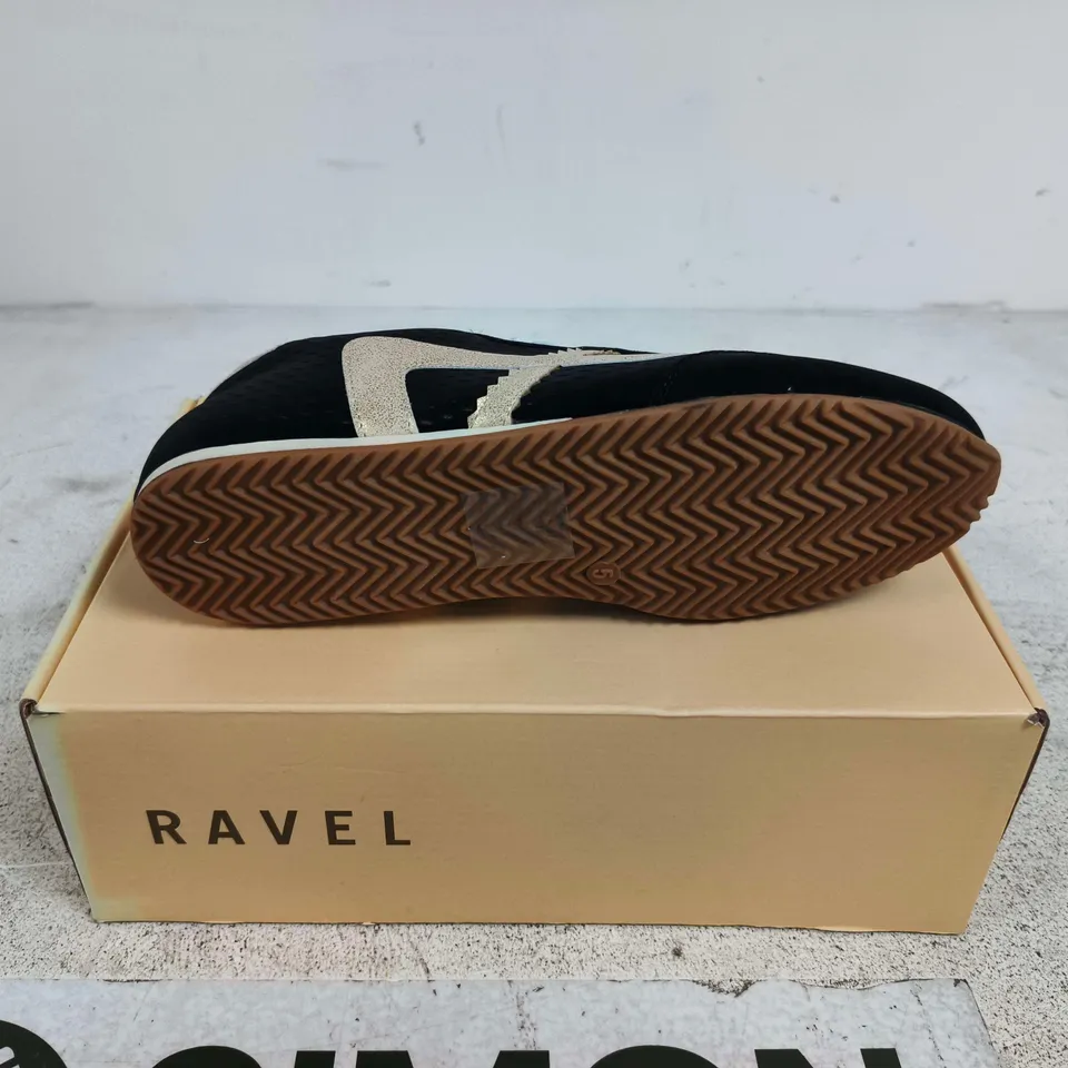 RAVEL LENNEL TRAINERS BLACK GOLD SIZE 5 BOXED