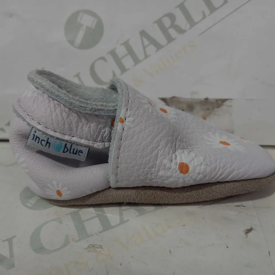 BOXED PAIR OF INCH BLUE HANDMADE SOFT LEATHER BABY SHOES IN WHITE W. DAISY PATTERN SIZE 6-12 MONTHS