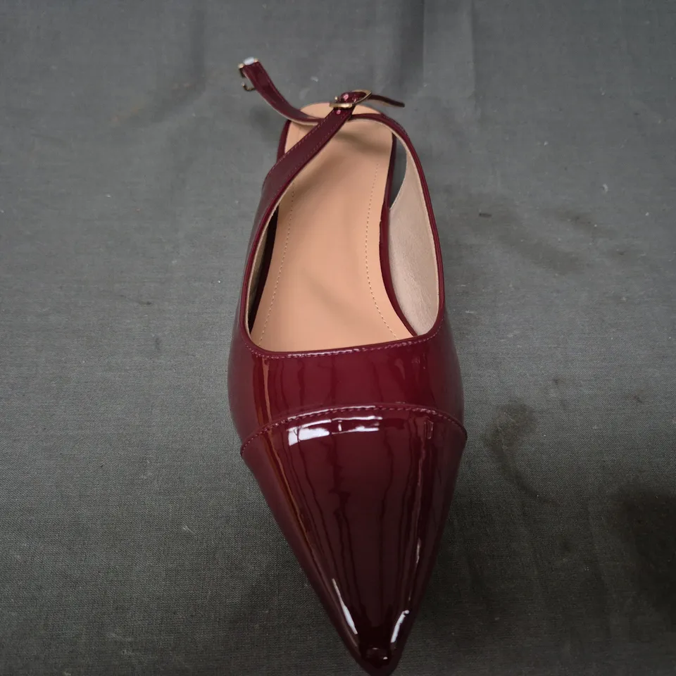 BOXED PAIR OF UNBRANDED POINTED TOE LOW HEEL SHOES IN WINE RED EU SIZE 39