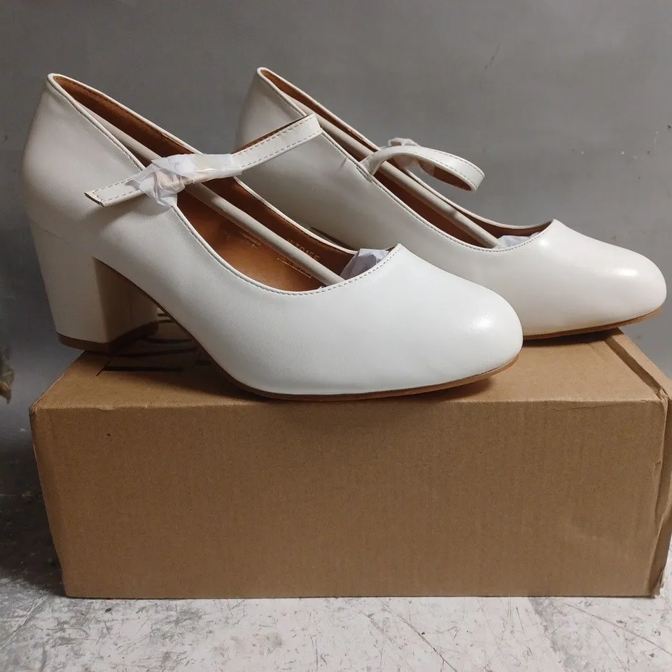 BOXED PAIR OF WHERE'S THAT FROM CLOSED TOE BLOCK HEEL SHOES IN WHITE SIZE UK 6