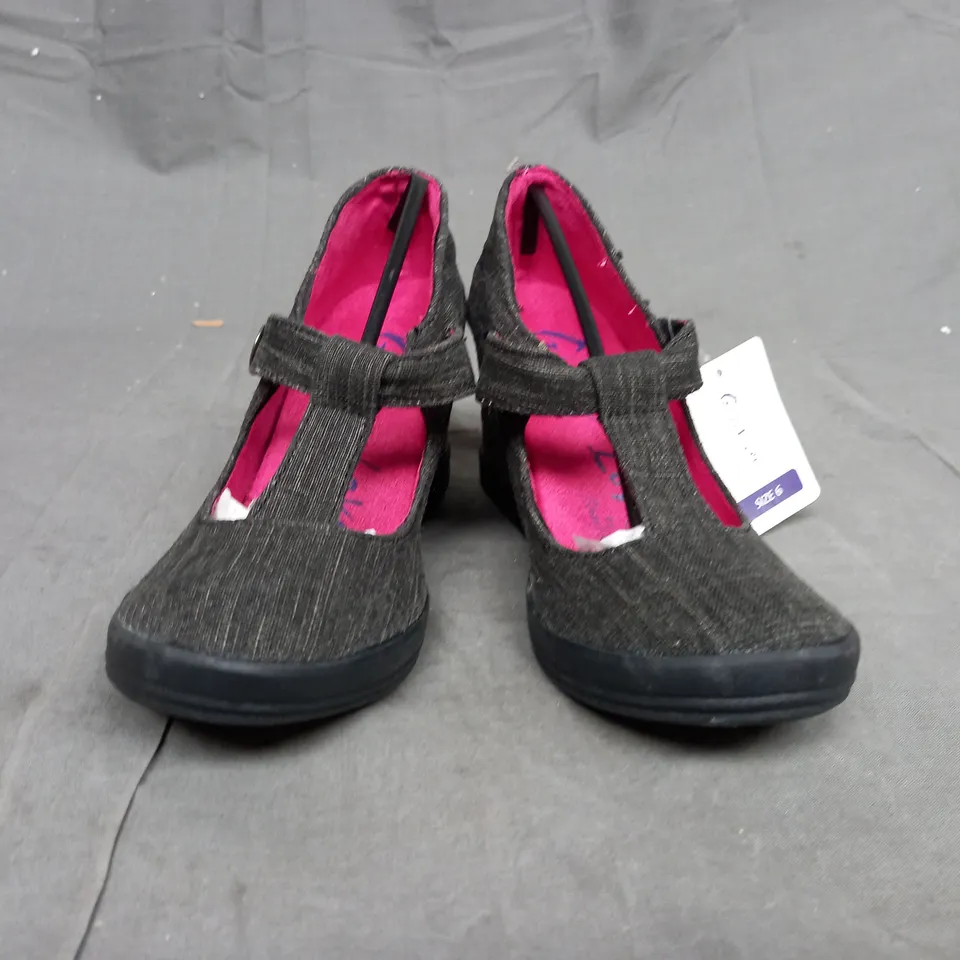 A BOX OF APPROXIMATELY 20 INDIVIDUALLY BOXED GUPPY LOVE SHOES. GREY PLAID ON OUTSIDE HOT PINK ON INSIDE