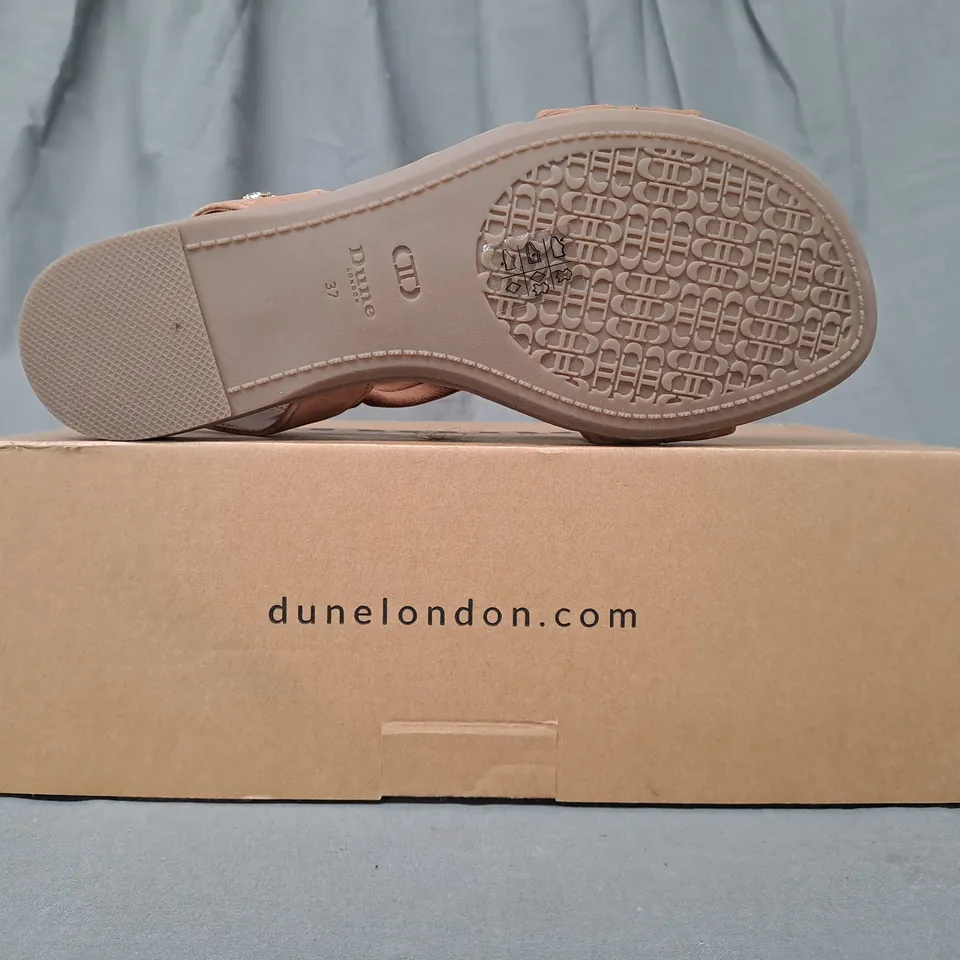 BOXED PAIR OF DUNE LONDON LANDIES OPEN TOE CROSS STRAP SANDALS IN CAMEL EU SIZE 37
