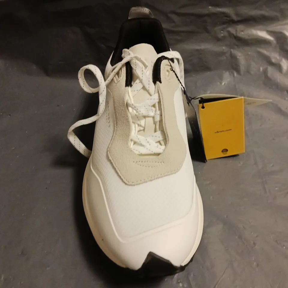 PAIR OF HACKETT LONDON SHOES IN WHITE SIZE 9