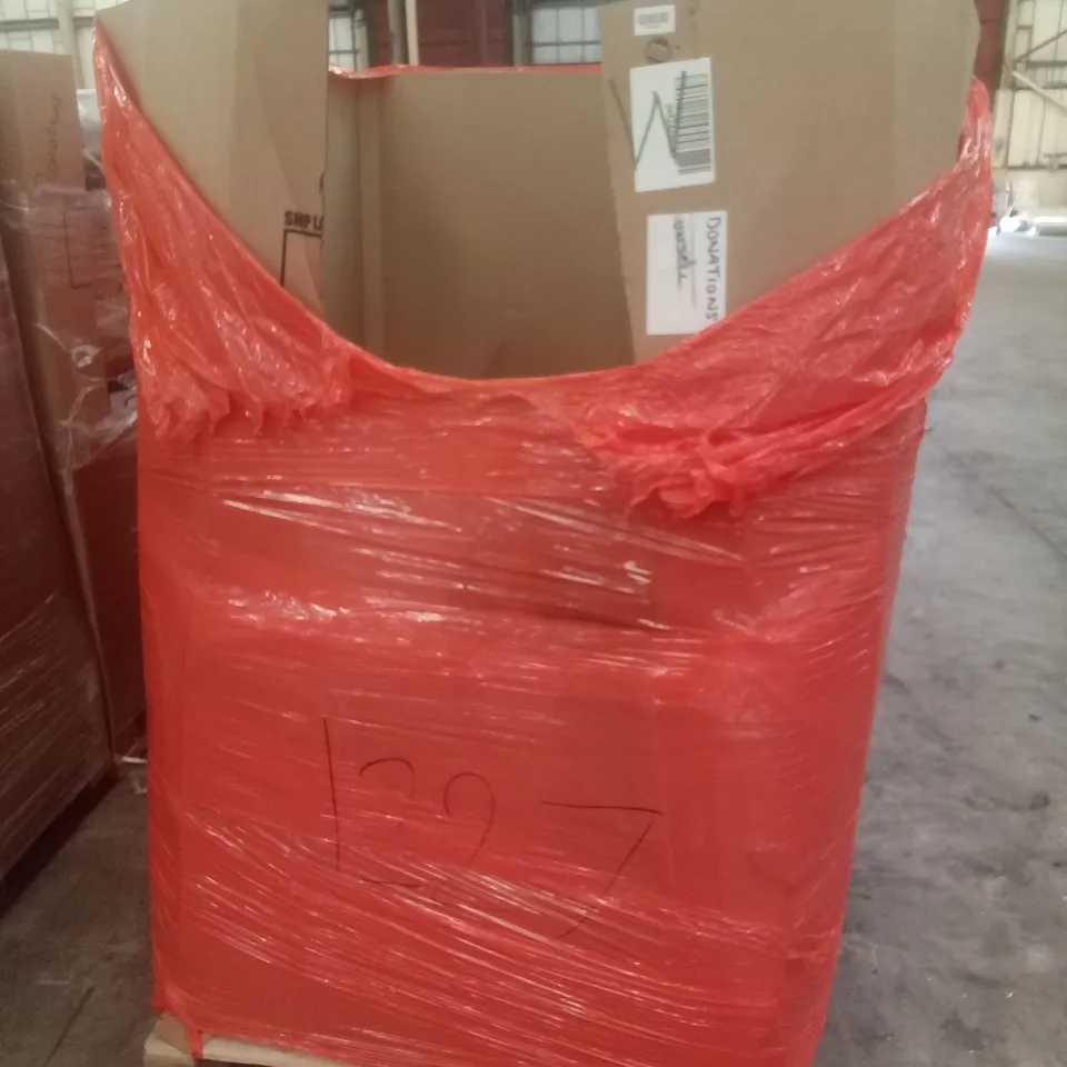 PALLET OF ASSORTED ITEMS INCLUDING WOLFWISE TELESCOPING LADDER, ACCSTORE NON-WOVEN FABRIC WARDROBE, RETRACTABLE HOSE REEL 10M WATER HOSE, AIR FRYER PAPER LINERS, SEKEYCAMPING FOLDABLE WAGON, BAGZZIA