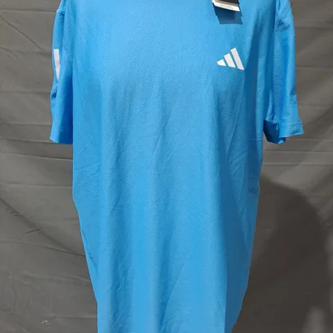 ADIDAS T-SHIRT IN BLUE SIZE MEDIUM