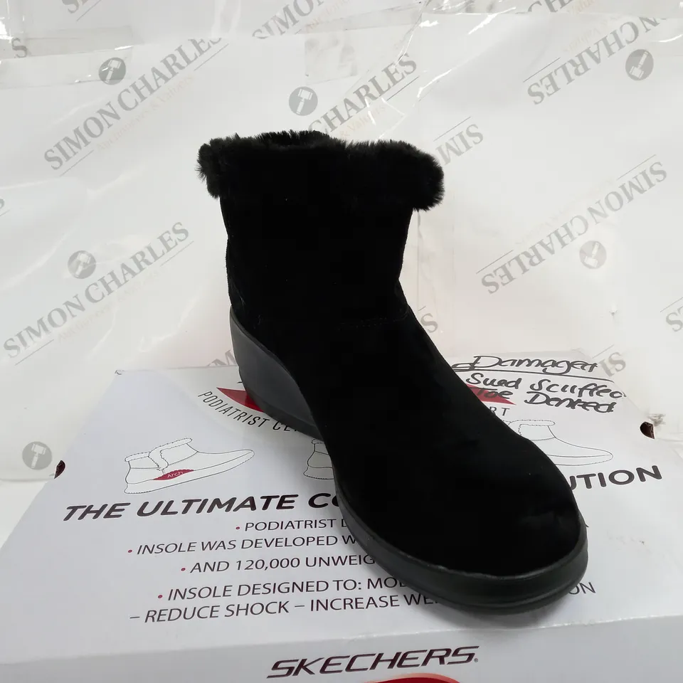 BOXED SKECHERS ARCH FIT RISE CHUGGA WEDGE BOOTS, BLACK - SIZE 5