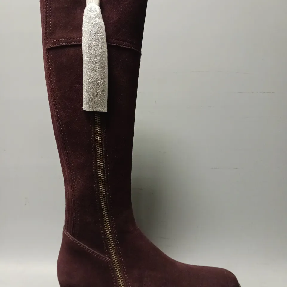 BOXED PAIR OF FAIRFAX & FAVOR WOMEN'S NARROW FIT REGINA SUEDE KNEE-HIGH BOOTS IN PLUM UK SIZE 7.5