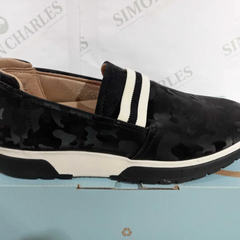 BOXED PAIR OF LIFE STRIDE HADDIE BLACK CAMO TECH RAISED SHOES - UK 5