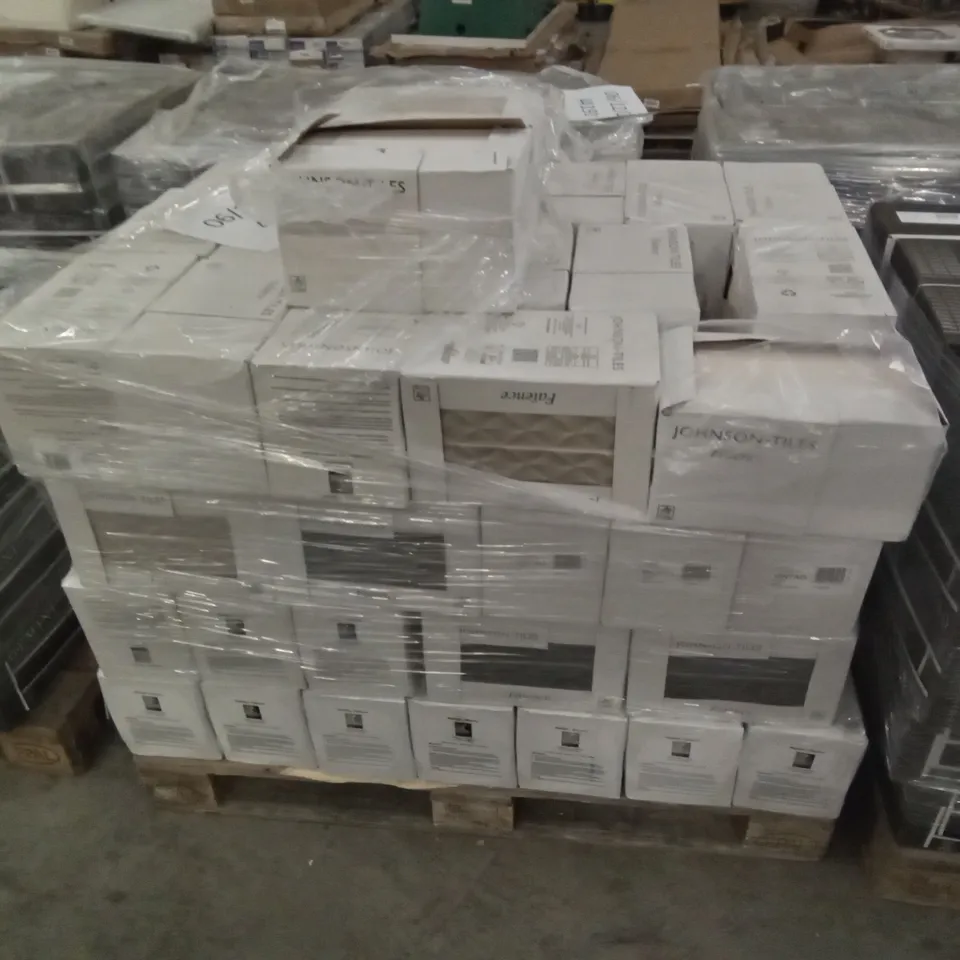 PALLET OF APPROXIMATELY 50 PACKS OF 34 VINTAG BEIGE & NOIR 30×10CM TILES - EACH PACK COVERS APPROXIMATELY 1M² (TOTAL APPROX. 50 SQ.METRES) 