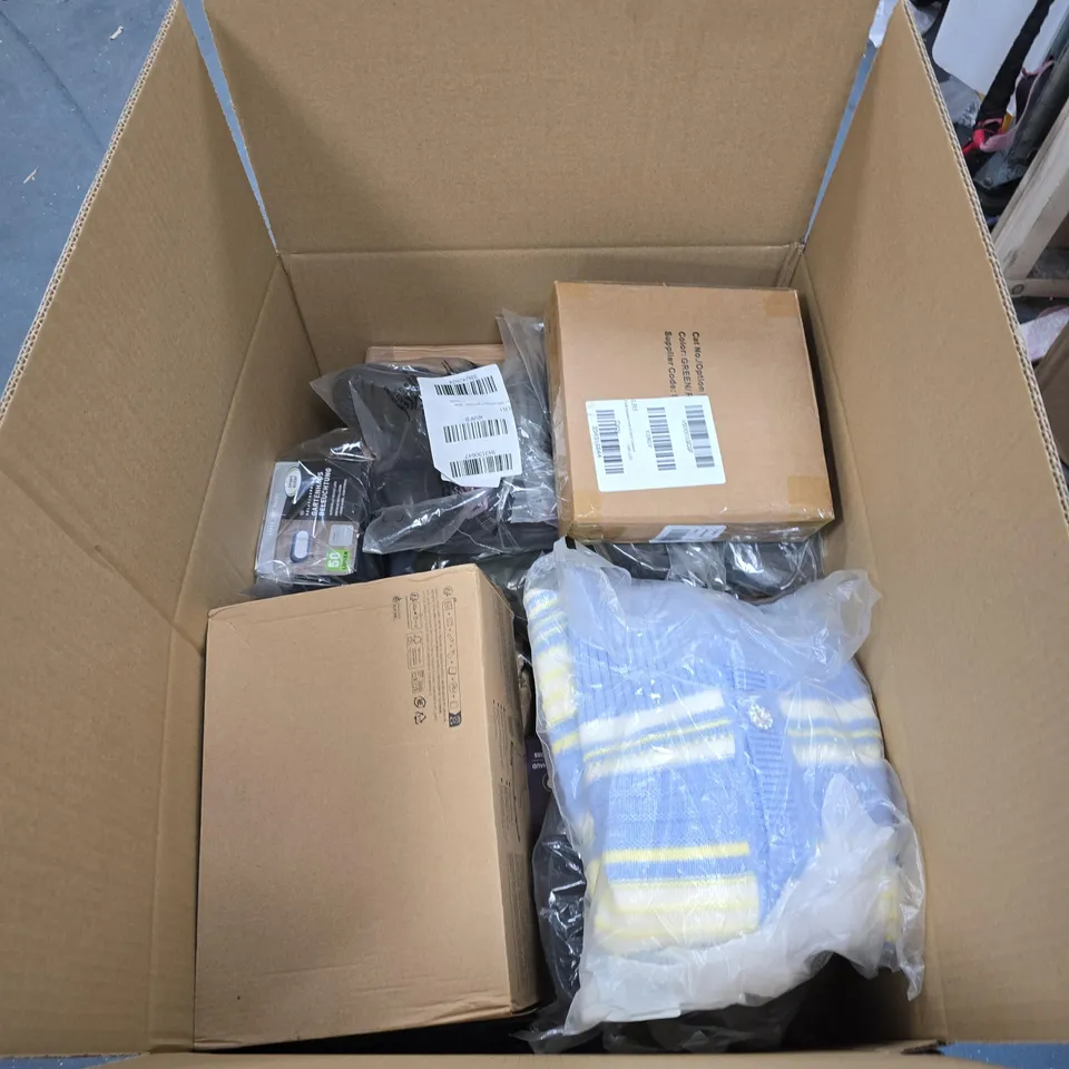 BOX OF APPROXIMATELY 15 ASSORTED HOUSEHOLD ITEMS TO INCLUDE SHED LIGHT, JUMPER ETC