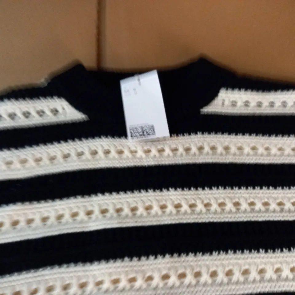 H&M KNITTED BLACK/WHITE STRIPE JUMPER - EUR M