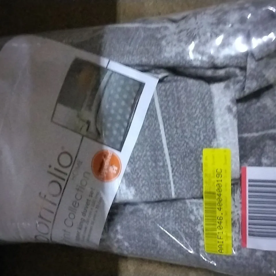 BOBBY DUVET COVER SET GREY SIZE: SUPER KING 