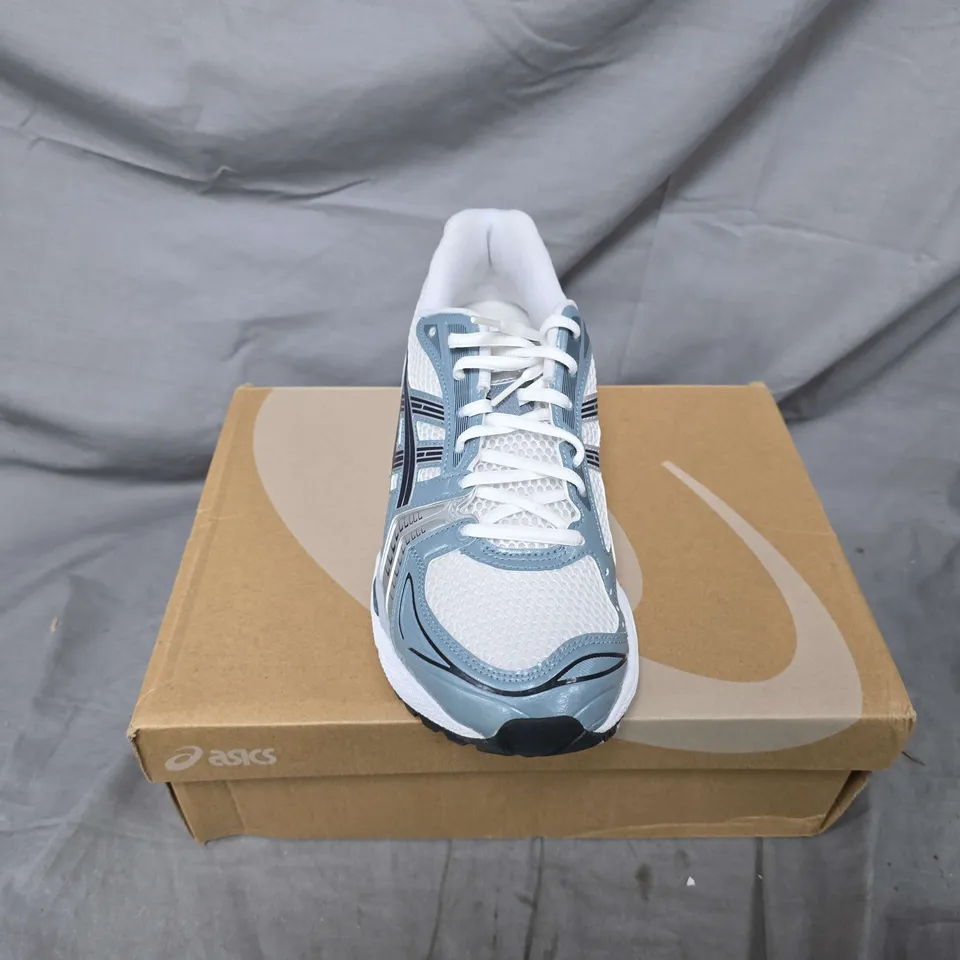 BOXED PAIR OF ASICS KAYANO TRAINERS IN BLUE/WHITE - UK 7
