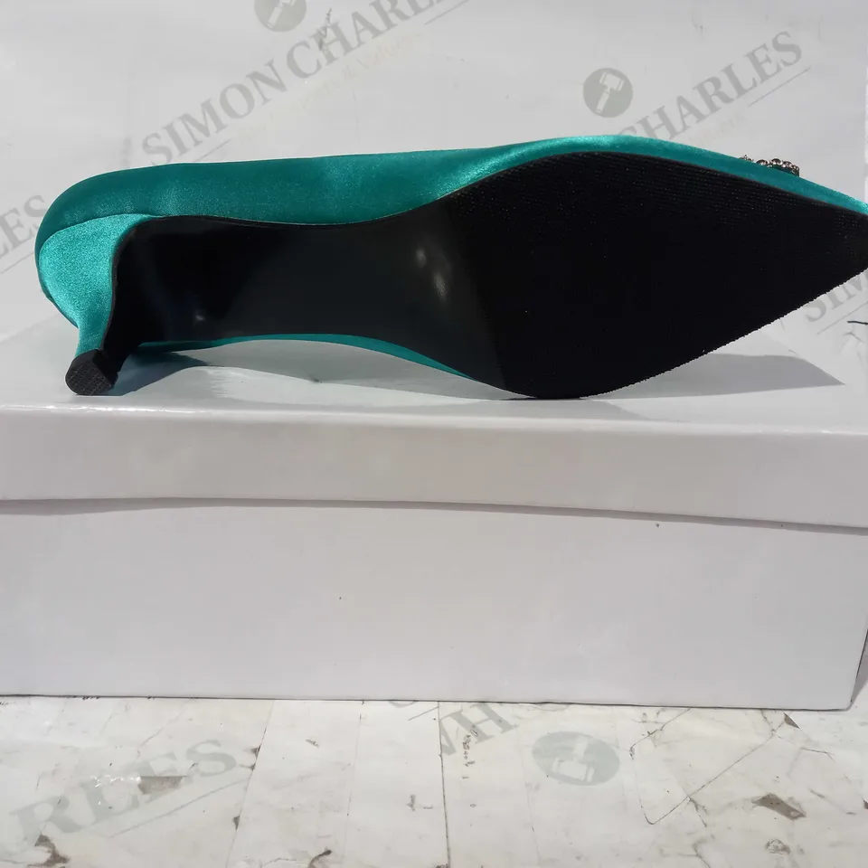 BOXED PAIR OF BAOYAFANG CLOSED TOE LOW HEEL SHOES IN TEAL SATIN W. JEWEL EFFECT SIZE UNSPECIFIED