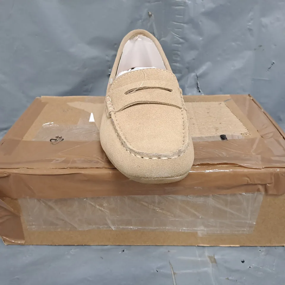 BOXED PAIR OF LANDS' END SUEDE DRIVING SHOES IN SANDSTONE SIZE UK 6