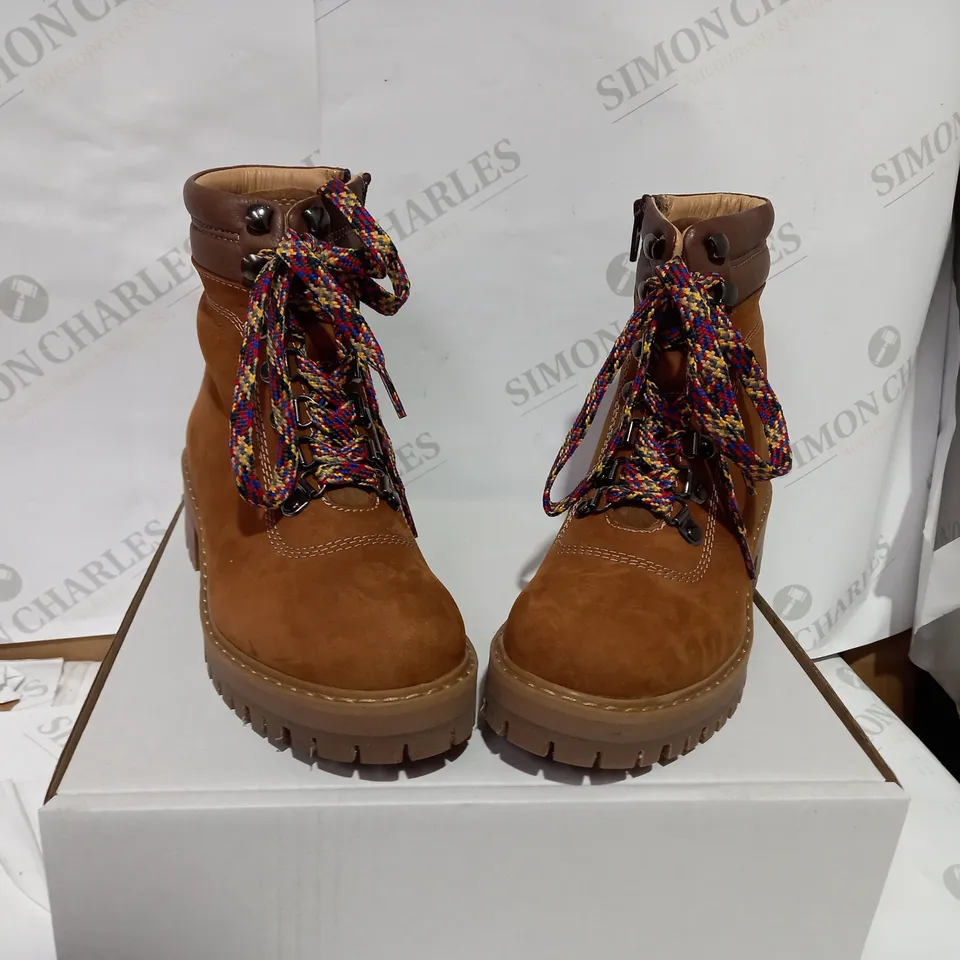BOXED PAIR OF TAN HIKER BOOTS - SIZE 4