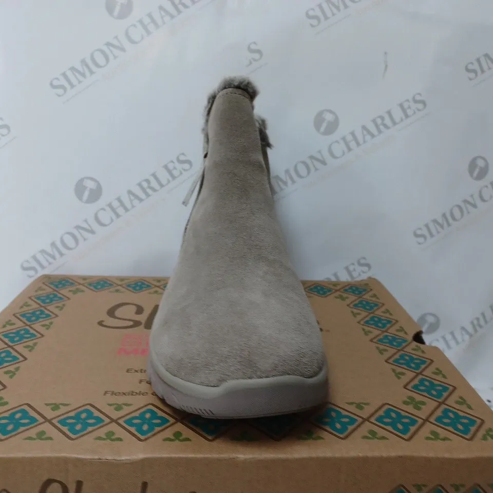 SKECHERS EASY GOING HIGH ZIP BOOT, MUSHROOM, UK 6