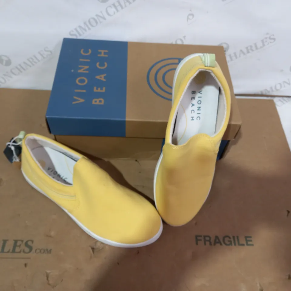 BOXED PAIR OF VIONIC BEACH SHOES - SIZE 6