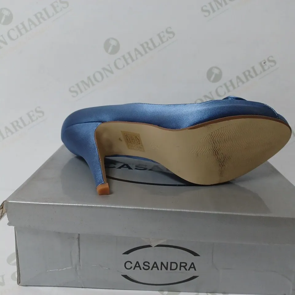 BOXED PAIR OF CASANDRA OPEN TOE HEELED SHOES IN BLUE SIZE 7 