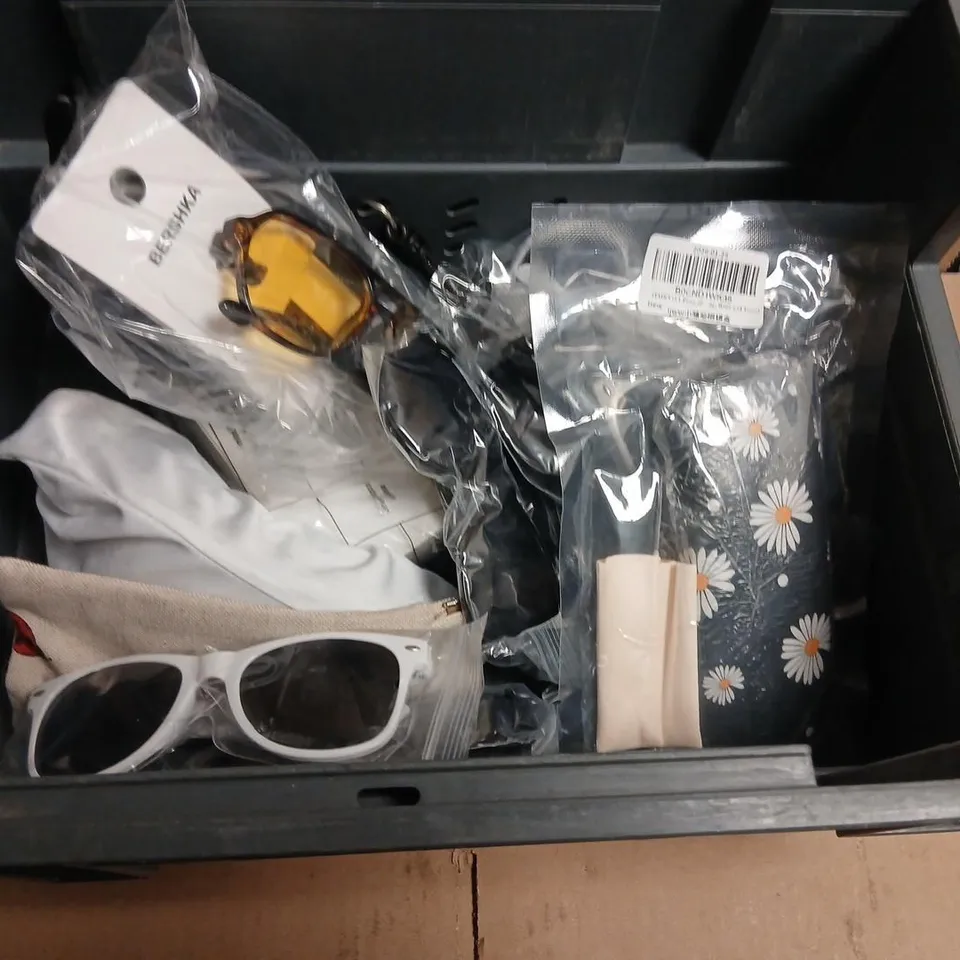 LARGE QUANTITY OF ASSORTED GLASSES