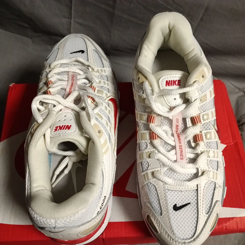 NIKE P-6000 RUNNING SHOES – WHITE/METALLIC SILVER/RED, UK 4.5