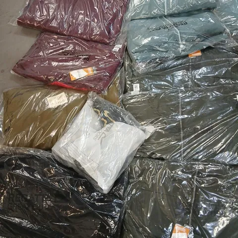 APPROXIMATELY 17 ASSORTED BRAND NEW ITEMS OF DARE 2 B/REGATTA CLOTHING AND ACCESSORIES
