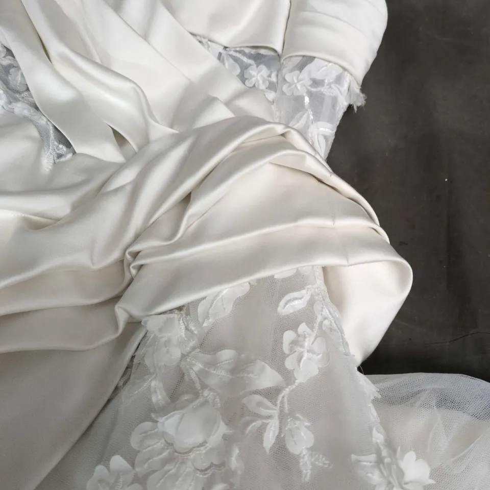 BRIDAL GOWN IN IVORY SATIN WITH LACE APPLIQUÉ - SIZE UNSPECIFIED
