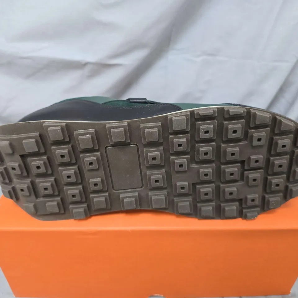 BOXED PAIR OF BLACK TULIP ARBI SLEEK TRAINERS IN FOREST GREEN - UK 7