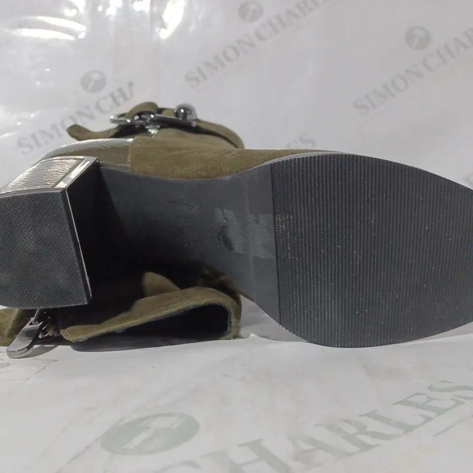 BOXED PAIR OF MODA IN PELLE TANCI KNEE HIGH BOOTS IN MOSS GREEN SUEDE EU SIZE 39