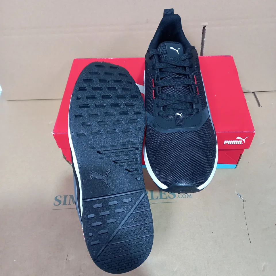 BOXED PAIR OF SIZE 8 PUMA BLACK CASTLEROCK TRAINERS