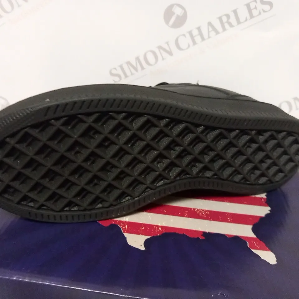 BOXED SKETCHERS SPORT COURT LD00 SIZE 5