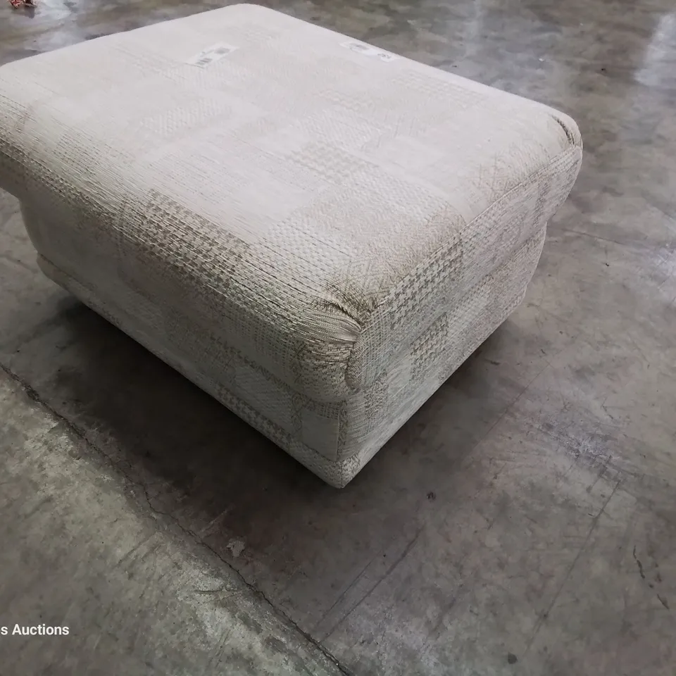 QUALITY BRITISH DESIGNER & MANUFACTURED G PLAN MALVERN STORAGE FOOTSTOOL LYDIA BLUSH FABRIC 