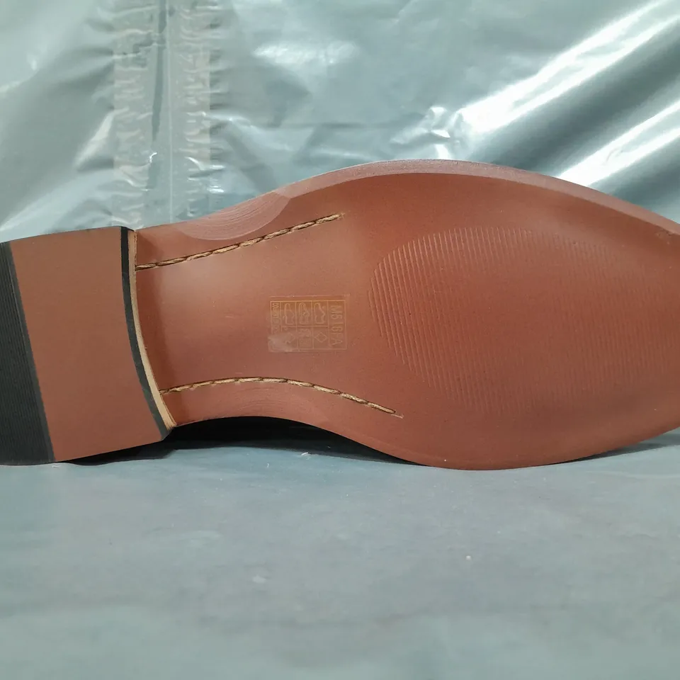 BOXED PAIR OF GOOR SHOES IN GREY SIZE 7