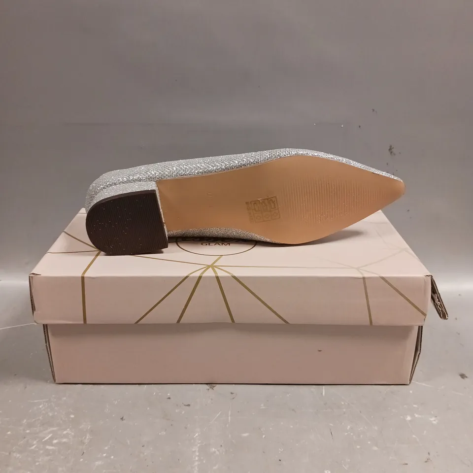 BOXED ESSEX GLAM SILVER GLITTER SLIP ON SHOES - SIZE 4