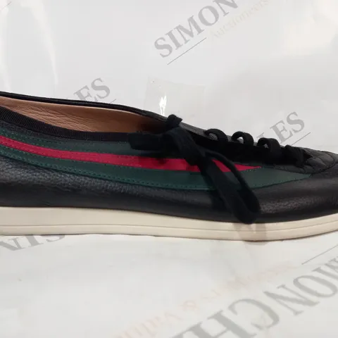 PAIR OF GUCCI SHOES IN BLACK/GREEN/RED SIZE UNSPECIFIED