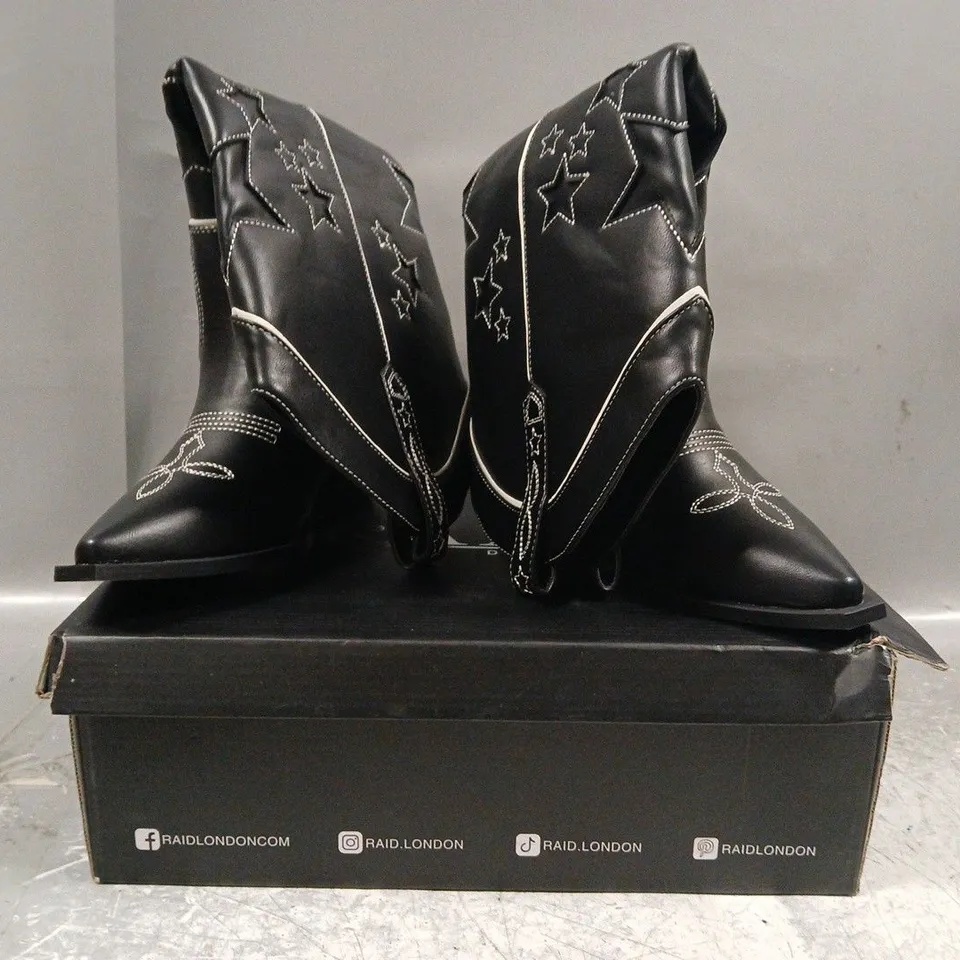 BOXED PAIR OF RAID WESTERN KNEE-HIGH BOOTS IN BLACK/WHITE SIZE UK 4