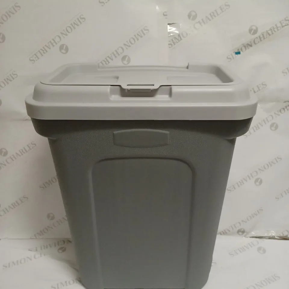 LOT TO CONTAIN A PLASTIC STORAGE BOX OR BIN WITH LID - GREY 