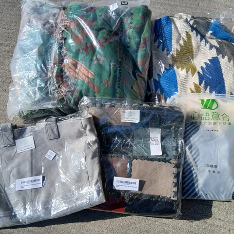APPROXIMATELY 30 ITEMS OF ASSORTED TEXTILES AND ACCESSORIES 