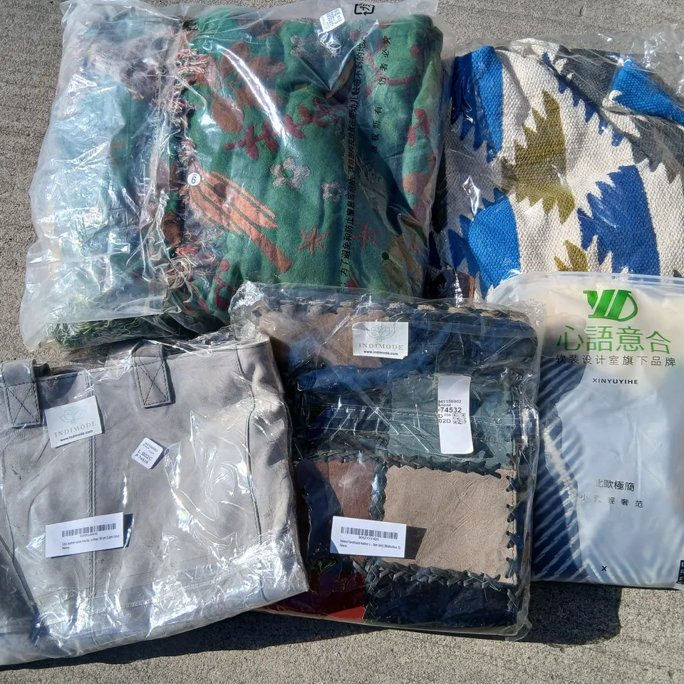 APPROXIMATELY 30 ITEMS OF ASSORTED TEXTILES AND ACCESSORIES 